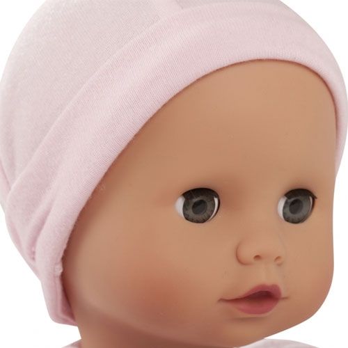 Close-up van het gezicht van de Gotz babypop met roze muts.