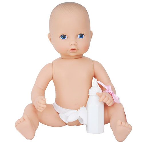 Götz badpop met blauwe ogen, witte luier en een babyfles met roze lint.