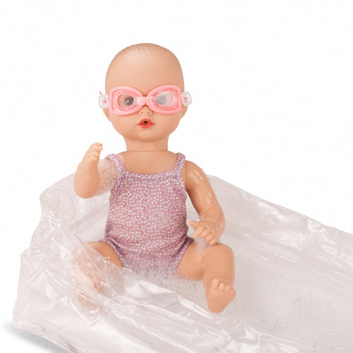 Götz badpop in een opblaasbaar badje met roze badpak en zwembril.