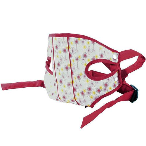 Een Götz poppendraagzak in rood met een gebloemd patroon, schuin gefotografeerd.