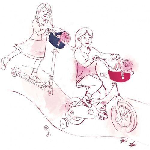 Illustratie van twee meisjes die Götz poppenfietszitjes met poppen op een fiets en scooter demonstreren.