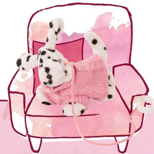 Gotz pluchen poppenhond dalmatiër James met roze trui en speen, liggend in een roze fauteuil.