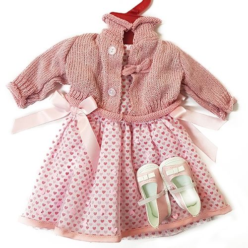 Götz roze poppenjurk combi met hartenpatroon, gebreid vestje en roze schoentjes.