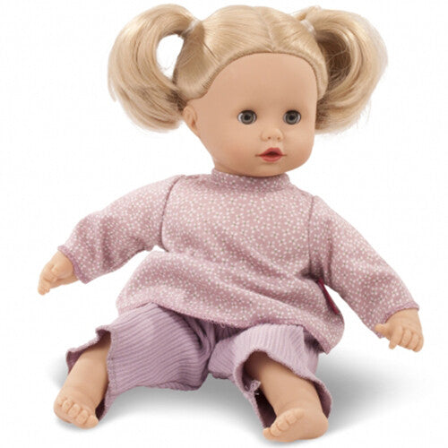 Een blonde pop draagt de Götz roze poppenkleding set met bloemenpatroon.