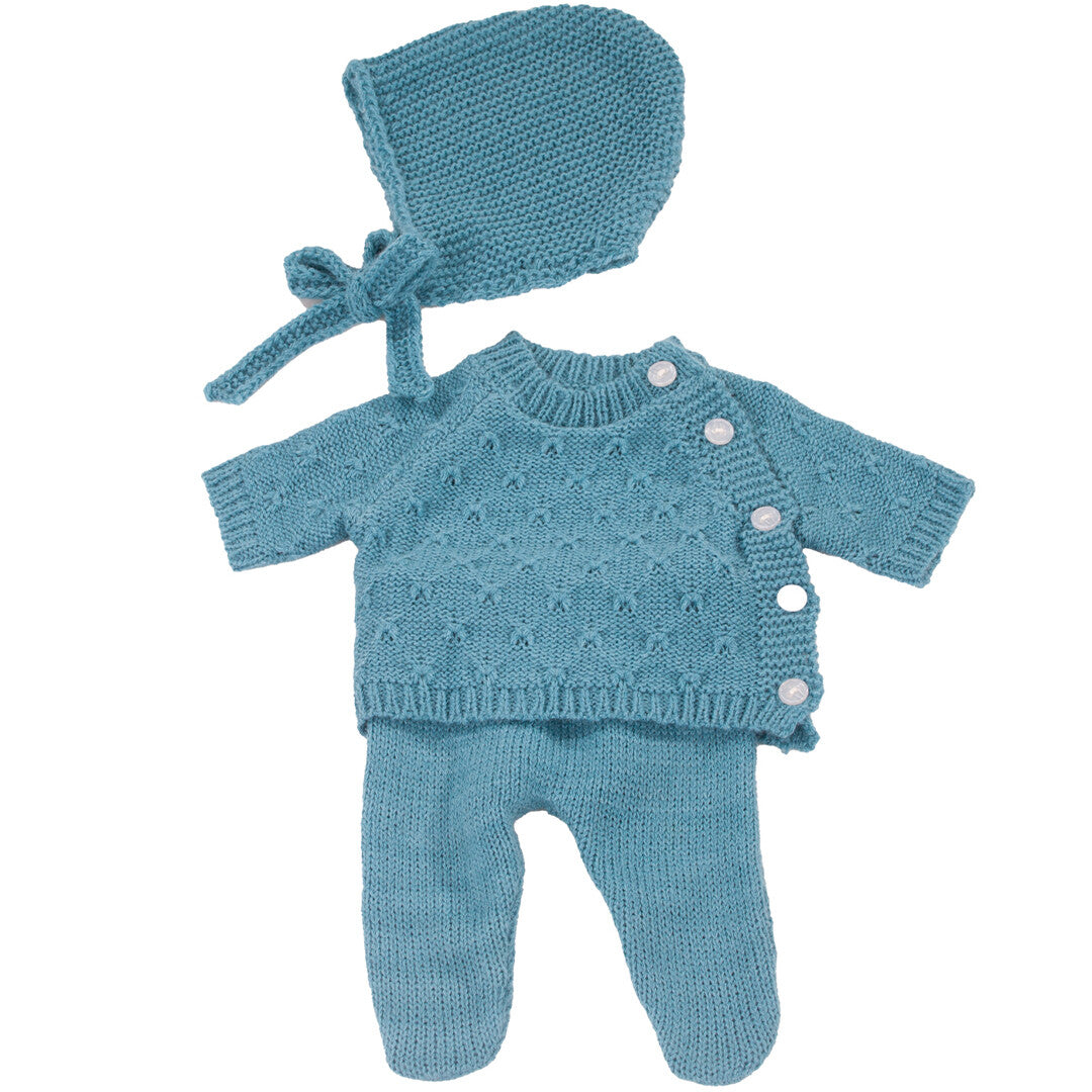 Gotz blauwe gebreide poppenkledingset met geometrisch patroon, bestaande uit een trui, broek en muts.
