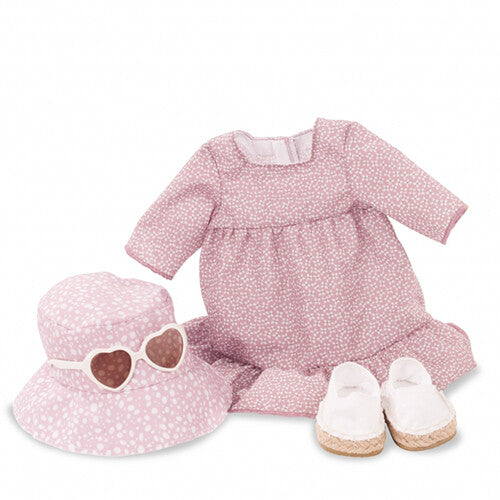 Gotz poppenkledingset met roze jurk met stippen, bijpassende hoed met zonnebril en witte schoenen, plat gelegd.