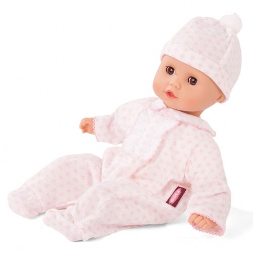 Een pop draagt het roze gebloemde Gotz poppenkruippakje met bijpassend mutsje.