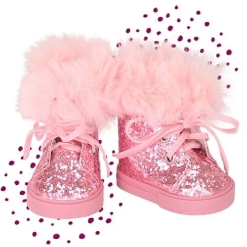 Gotz poppenlaarzen met roze glitter en roze nepbont, met een achtergrond van paarse stippen.