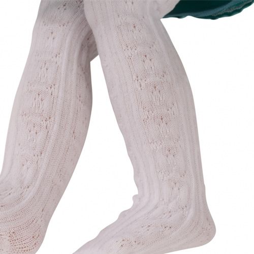 Witte gebreide poppenmaillot met patroon gedragen door een pop.