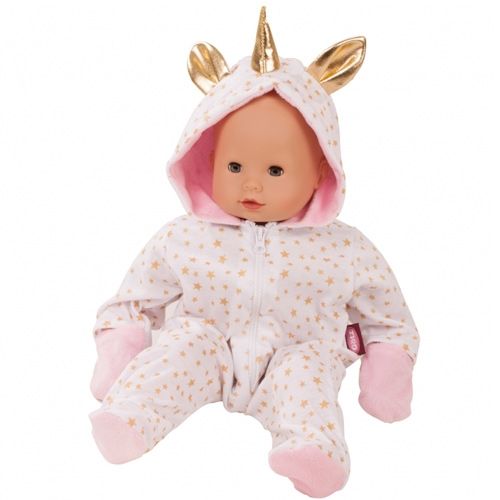 Een pop draagt de Gotz witte poppenonesie met gouden sterren en een eenhoorncapuchon.