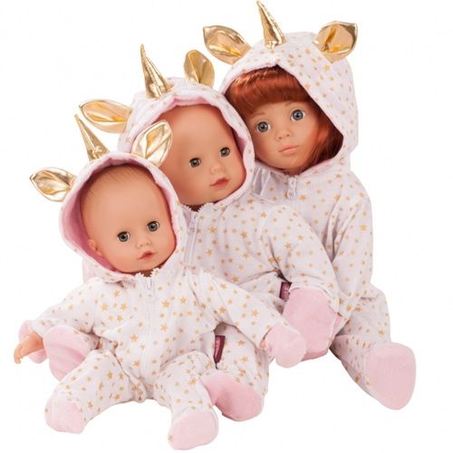 Drie poppen van verschillende formaten dragen de Gotz witte poppenonesie met gouden sterren en eenhoorncapuchon.