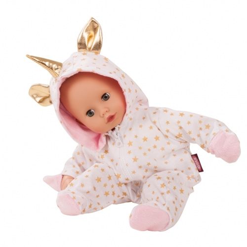Een Gotz babypop draagt de witte poppenonesie met gouden sterren en een eenhoorncapuchon.