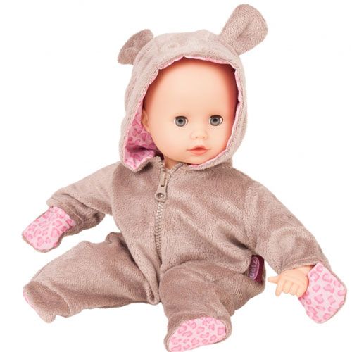 Götz pop in beige fluwelen teddybeer poppenonesie met roze luipaardprint.