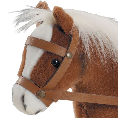 Detail van de kop van het Gotz pluche poppenpaard met bruin hoofdstel.