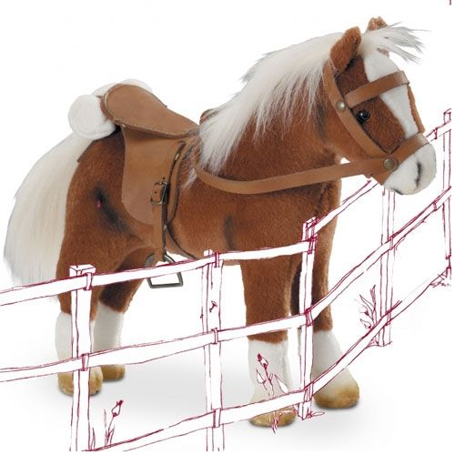 Gotz pluche poppenpaard in bruin en wit met zadel en hoofdstel, met een getekende omheining op de voorgrond.