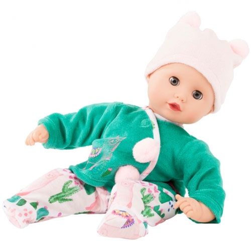 Een pop draagt het Götz poppenpakje met groene overslagtop, broek met alpaca- en cactuspatroon en een roze muts.