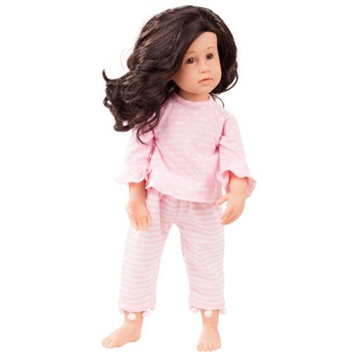 Götz poppenpyjama in roze met stippen en strepen, gedragen door een pop met donker haar.