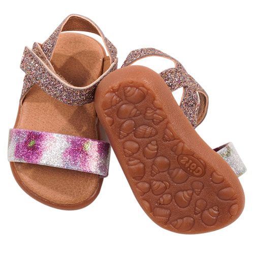 Twee Götz poppensandalen met roze glitterbandjes, een gebloemd patroon en een zool met schelpenreliëf.