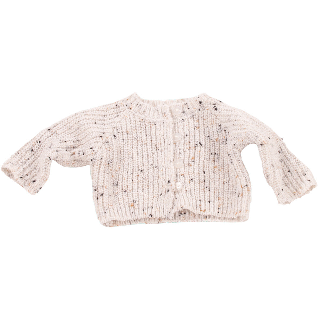 Gotz poppenvest Melli in beige gebreid met spikkels en knoopjes.