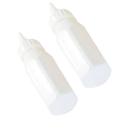 Twee witte Götz poppenzuigflessen van plastic.