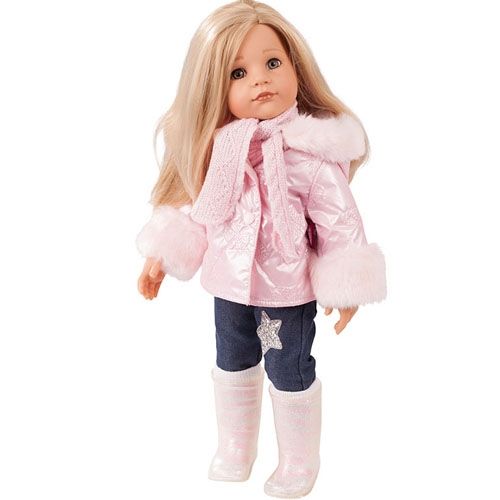 Gotz stapop Hannah met lang blond haar, gekleed in een roze winterjas, sjaal, spijkerbroek met ster en roze laarzen.