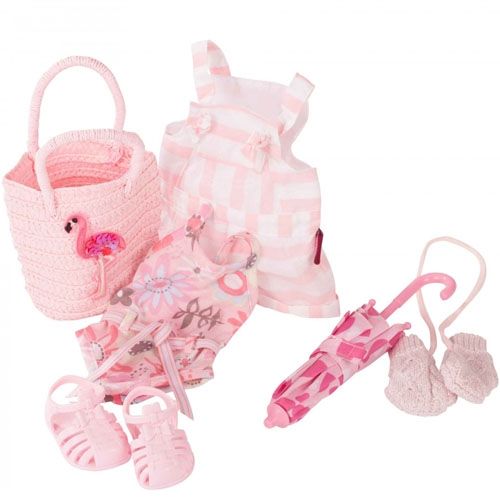 Collectie roze poppenkleding en accessoires, waaronder een tas, jurkjes, een paraplu, wanten en sandalen.