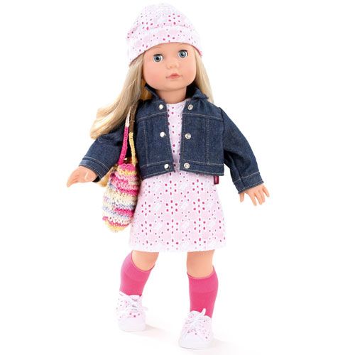 Gotz stapop Jessica met blonde haren, gekleed in een roze jurk, denim jasje, roze sokken en een roze hoedje.
