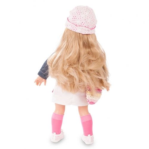 Achteraanzicht van Gotz stapop Jessica met lange blonde haren en een kleurrijke gebreide tas.