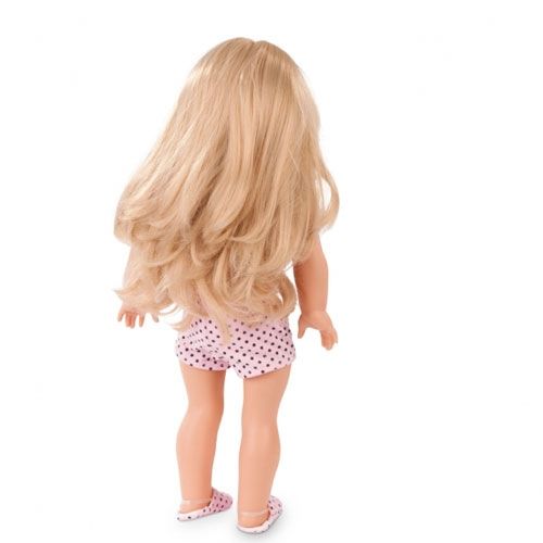 Achteraanzicht van de Gotz staande pop Jessica met lang blond haar en roze pyjama met stippen.