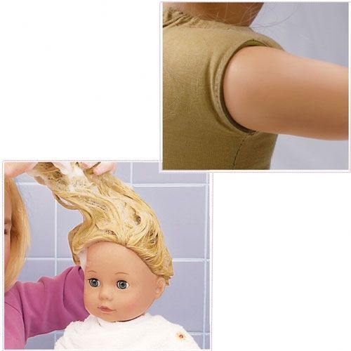 Demonstratie van de pop waarbij het blonde haar wordt gewassen en een detail van de arm.