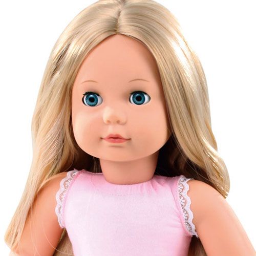 Close-up van het gezicht en bovenlichaam van de pop met blond haar, blauwe ogen en roze topje.