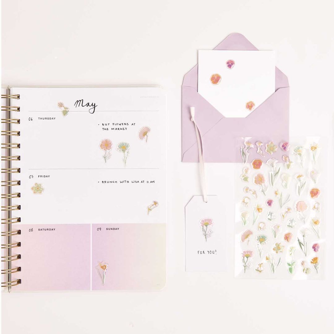 Rico Design gelstickers met bloemen, gedemonstreerd op een planner, envelop en cadeaulabel.