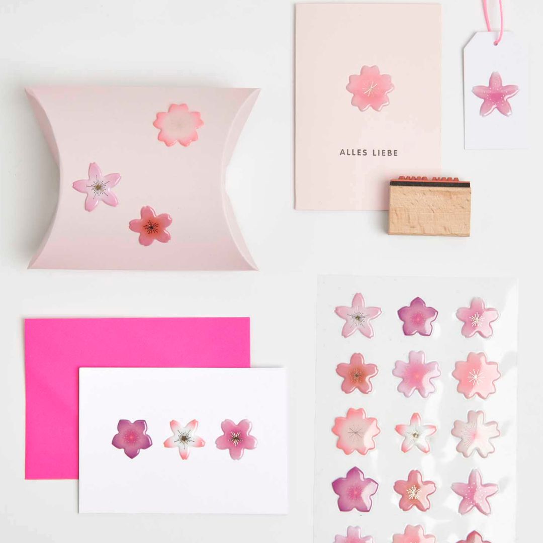 Roze en paarse kersenbloesem gelstickers gedemonstreerd op kaarten en een roze geschenkdoosje.