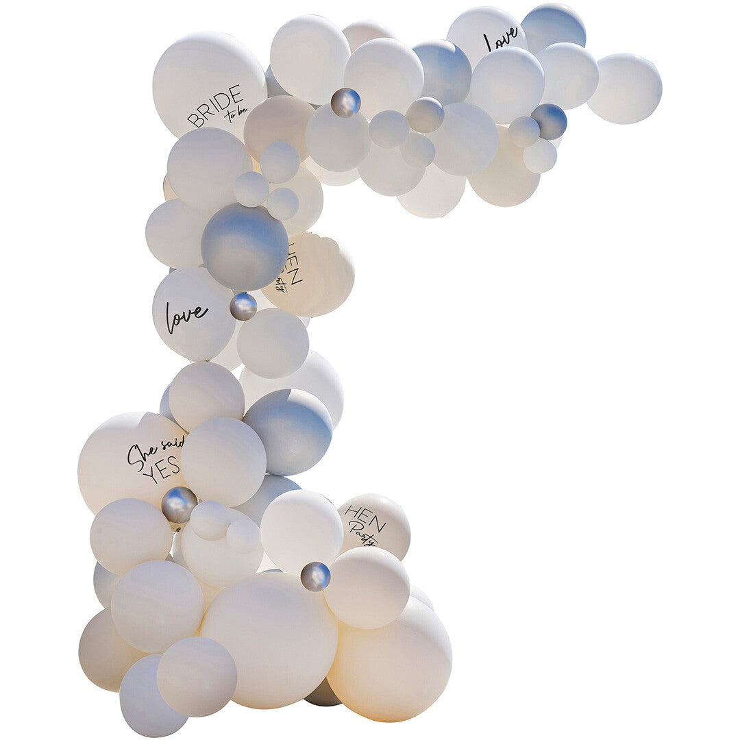 Ginger Ray ballonnenboog voor een vrijgezellenfeest met witte, crème en zilveren ballonnen met teksten op een witte achtergrond.