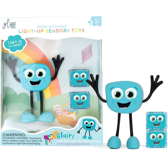 glo pals lichtgevend badspeelgoed Blair figuur met twee lichtgevende blokjes, naast de verpakking.