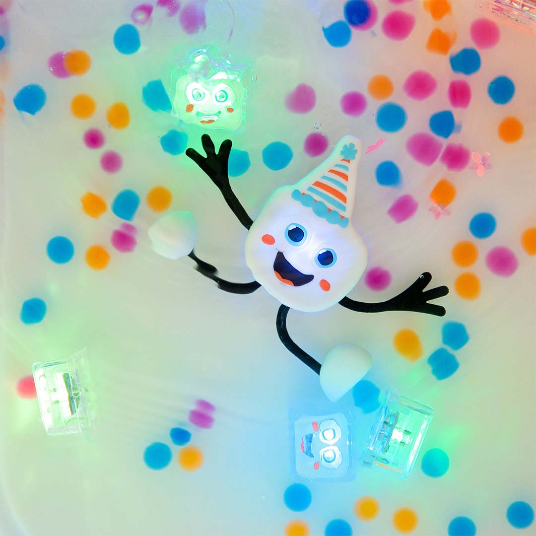 Glo Pals Party Pal badspeelgoed en lichtblokjes drijven lichtgevend in water met kleurrijke confetti.