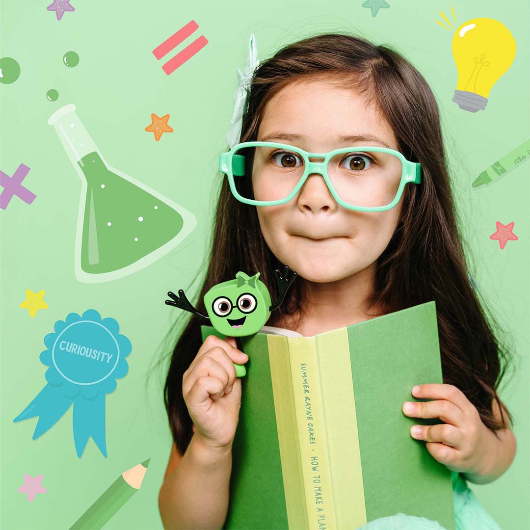 Een meisje met een groene bril houdt de groene Pippa badspeelgoedfiguur en een groen boek vast, omringd door cartoonillustraties.