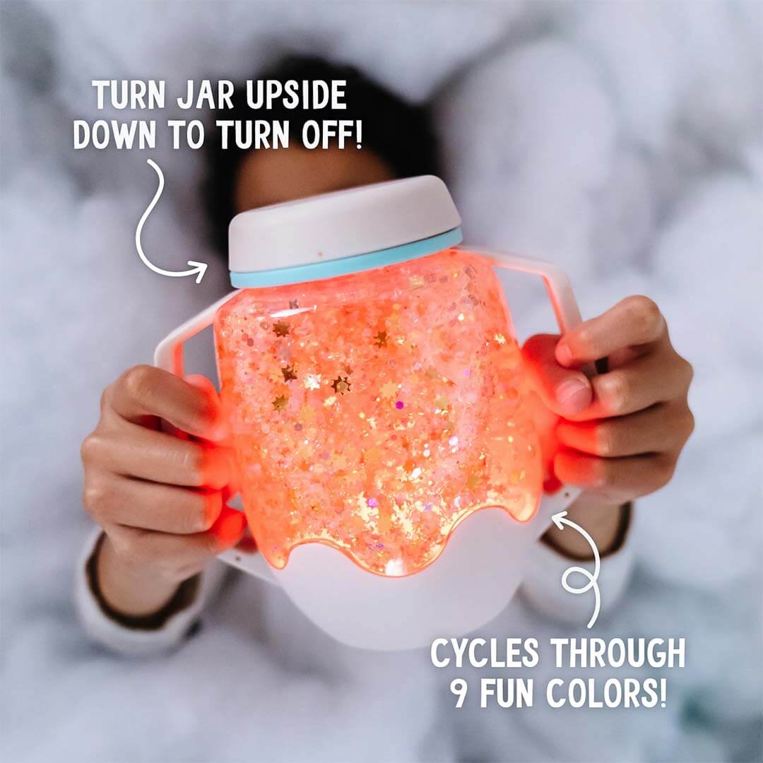 Infographic van een glo pals sensorische speelbeker die oranje oplicht met tekst over de functies.
