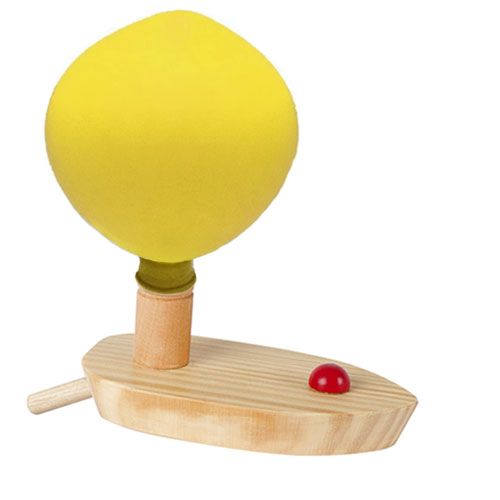 Goki houten ballonboot met gele ballon en rode knop op een witte achtergrond.
