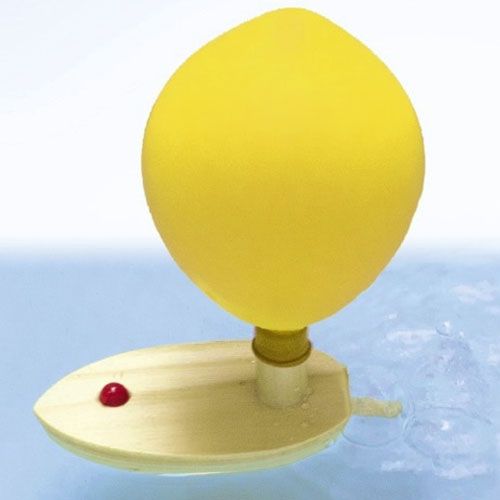 Houten ballonboot met gele ballon drijvend in water met bubbels.
