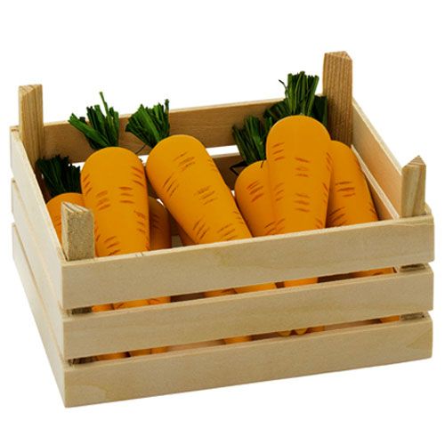 Een goki houten groentekist gevuld met oranje speelgoedwortels.