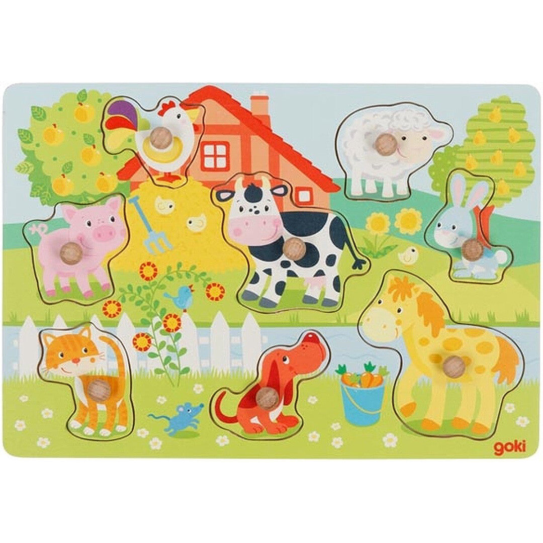Goki houten knoppuzzel met boerderijdieren zoals een haan, varken, koe, schaap, konijn, kat, hond en paard.