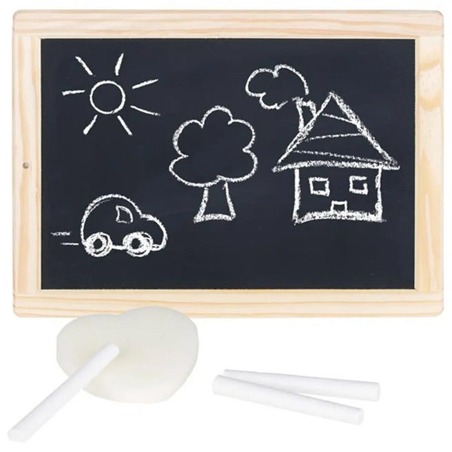 goki houten krijtbordje met een tekening van een zon, auto, boom en huis, en losse krijtjes en een wisser.