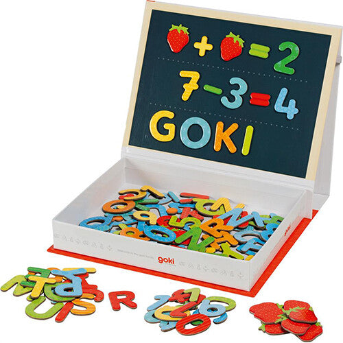 Goki magneetboek met houten letters en cijfers, opengeklapt met een magneetbord waarop rekenvoorbeelden en de merknaam GOKI staan.