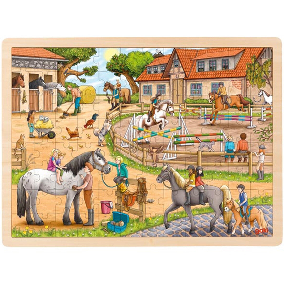 goki houten puzzel van een drukke manege met paarden, ruiters en andere dieren.