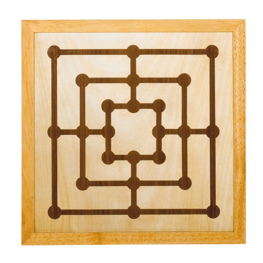 Houten bord met een geometrisch patroon voor een bordspel.