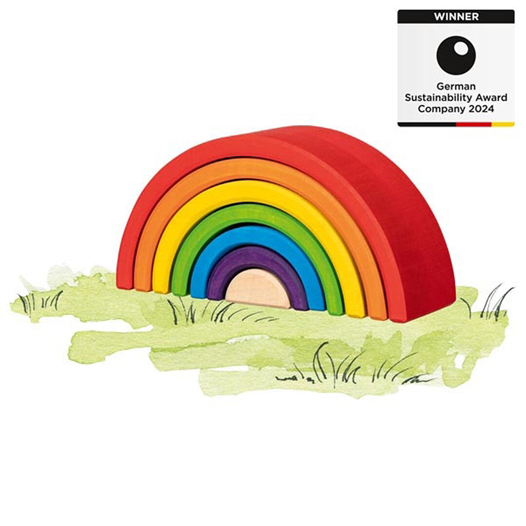 Goki houten regenboog stapeltoren op een getekende ondergrond met een German Sustainability Award Company 2024 badge.