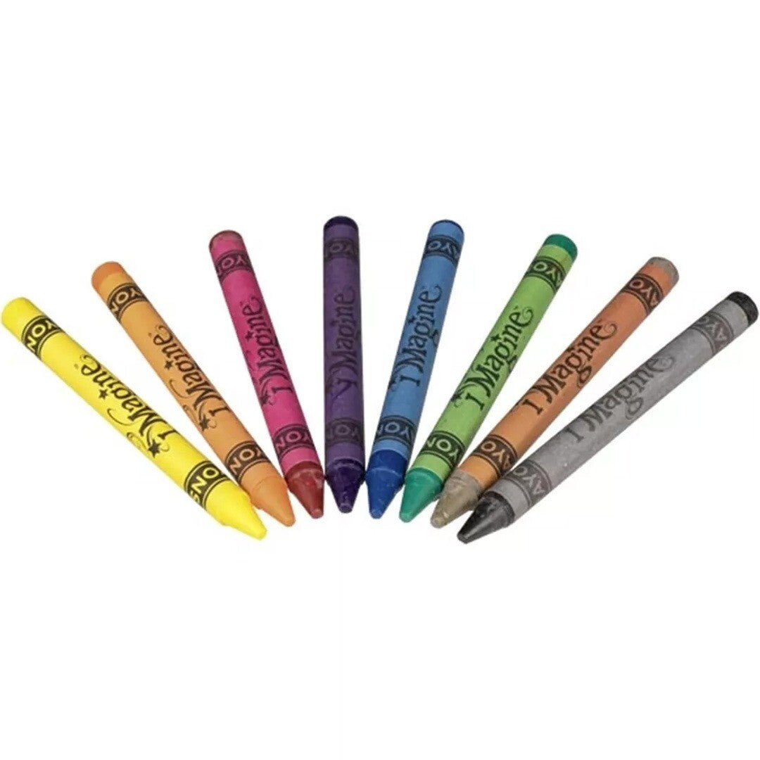 Acht veelkleurige textielkrijtjes in geel, oranje, roze, paars, blauw, groen, bruin en grijs liggen schuin op een witte achtergrond.
