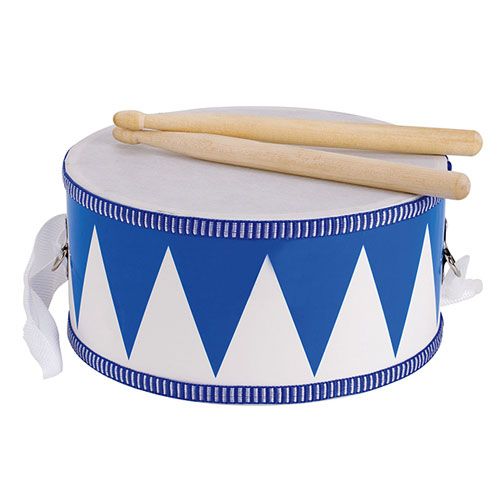 goki kindertrommel met blauw-witte driehoekige patronen, twee drumsticks en een draagriem.