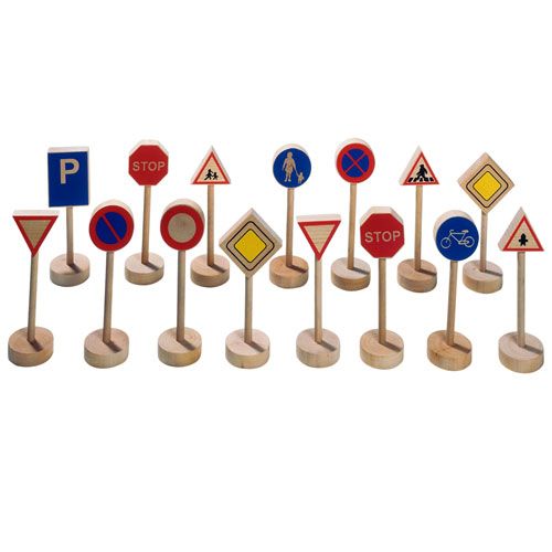 Een collectie van 15 veelkleurige goki houten verkeersborden voor speelvoertuigen.